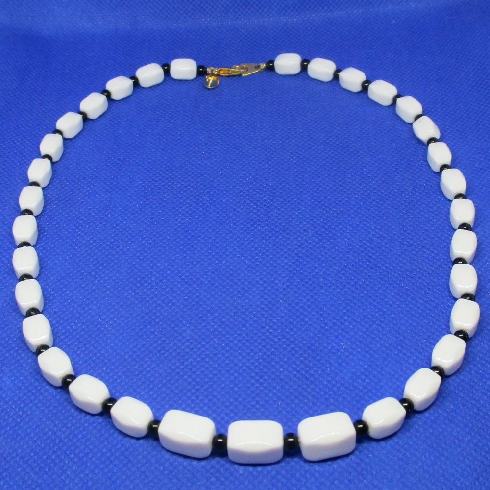WORTHINGTON PLASTIC ECKLACE Graduating Black White Beaded Necklace White Square